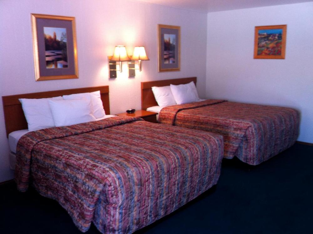 Queen Room with Two Queen Beds interior